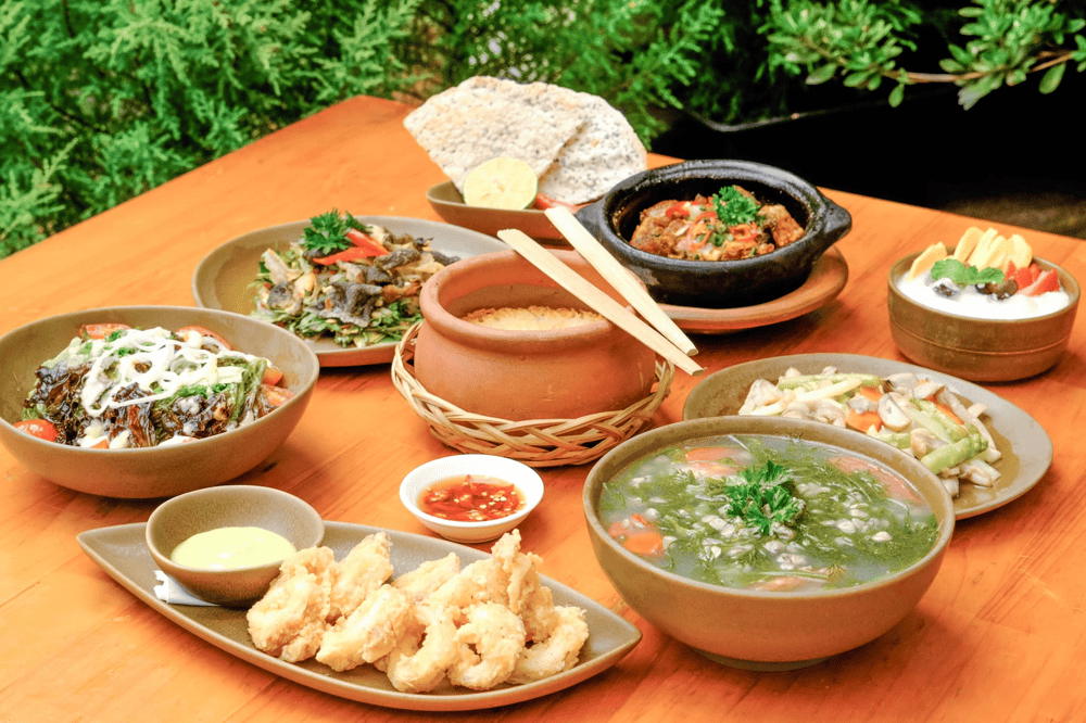 Cơm niêu Như Ngọc ăn kèm với các món quen thuộc (Nguồn: Fanpage Nhà Hàng Như Ngọc)